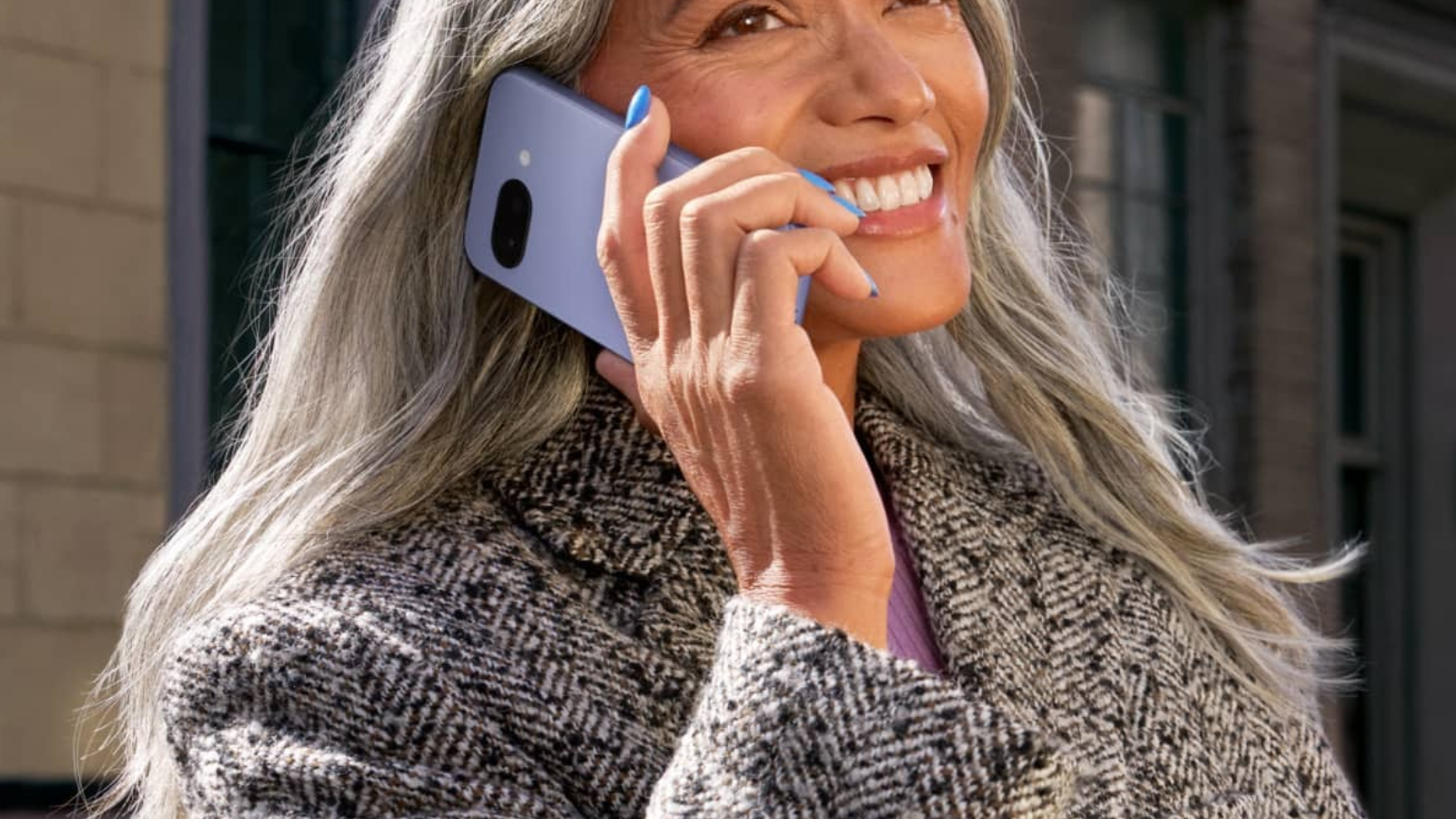 8 smartphones avec des mises à jour presque infinies présentés en 2025 4 Personne utilisant le Google Pixel 9a