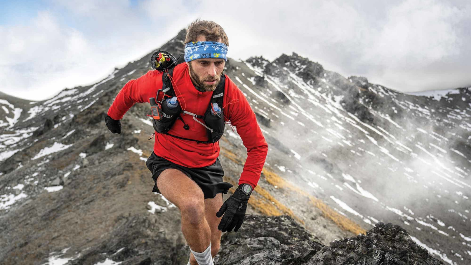 Les montres Garmin les plus récentes en 2025 3 garmin enduro 3 personne aventurière montagne