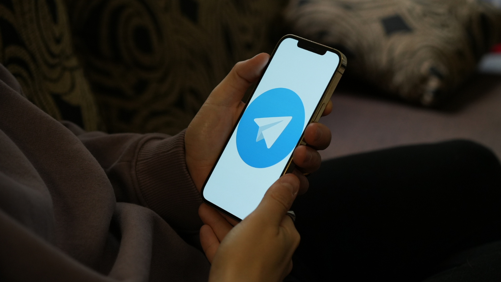Cette APK premium est un virus qui vole vos informations en secret et s'installe automatiquement sur le mobile 2 écran de téléphone logo Telegram
