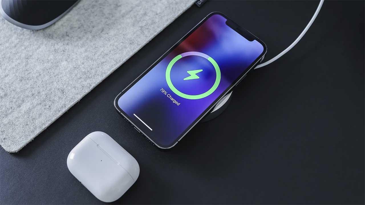 Des centaines d'iPhones en panne, impossible de les allumer 2 iPhone charge sans fil