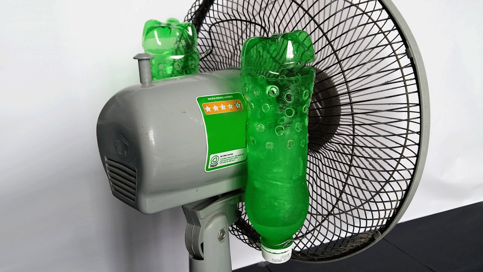 J'ai demandé à ChatGPT comment survivre à la vague de chaleur sans climatisation et voici ses solutions maison 2 bouteilles avec de la glace fixées à un ventilateur