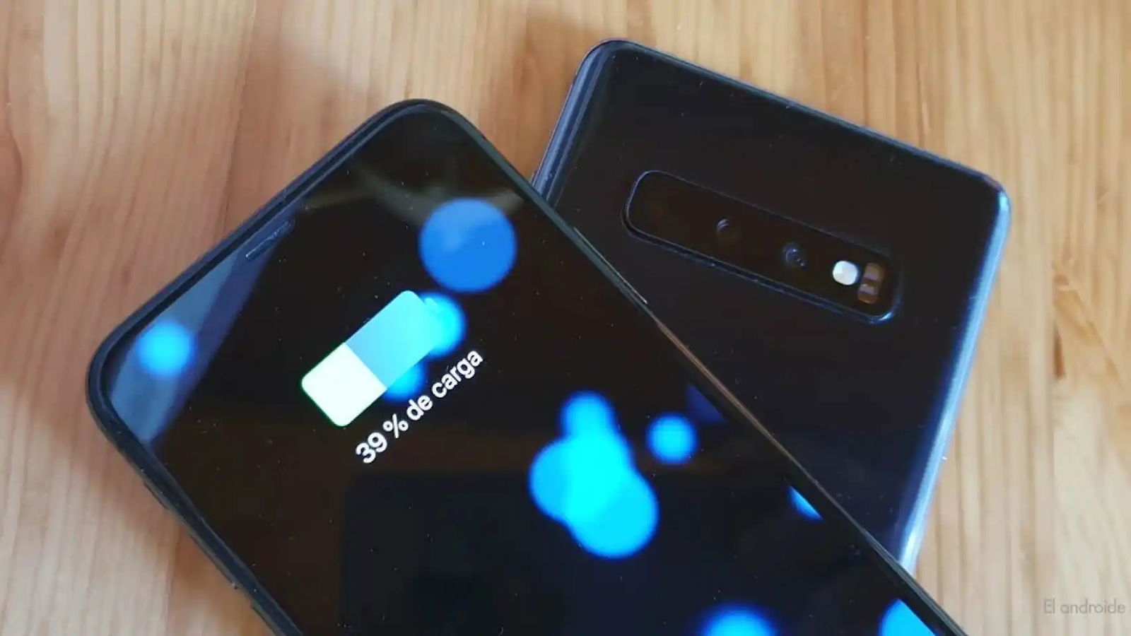 Le standard Qi2 pourrait nuire à la charge inverse des Galaxy S26 3 Deux smartphones utilisant la charge sans fil inversée