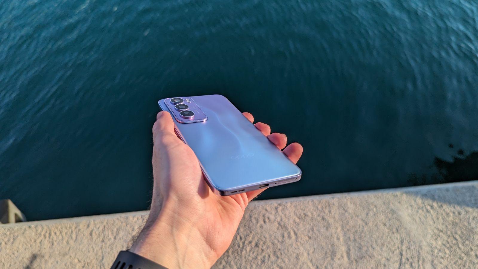 Les 5 erreurs à ne pas commettre en été qui endommagent notre téléphone portable 2 OPPO Reno 12 series incliné à l'eau