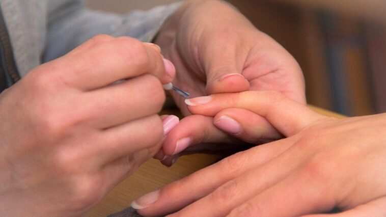 Pourquoi l'UE a-t-elle interdit les vernis à ongles et gels contenant ces substances chimiques ? 1 Image