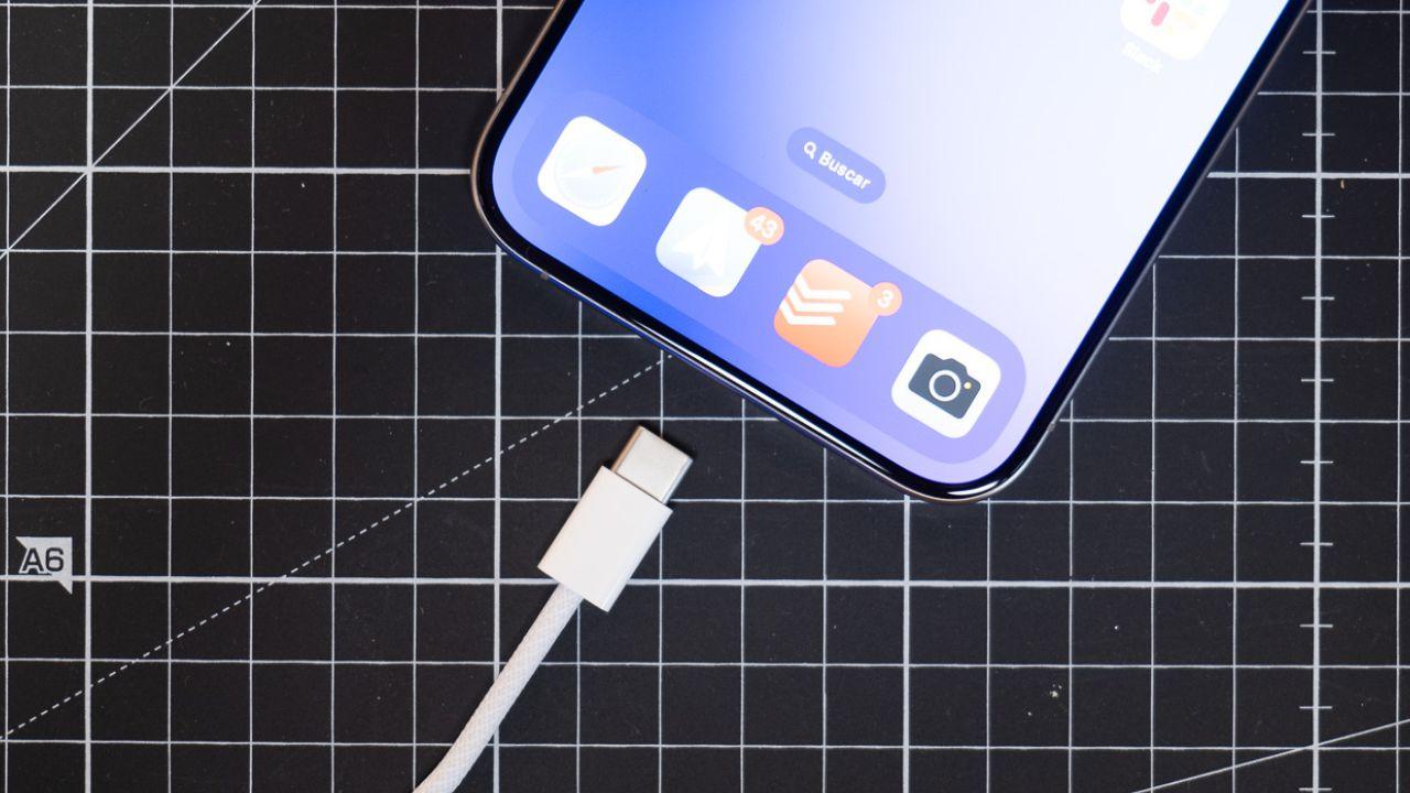 Que se passe-t-il si vous chargez un iPhone par câble et MagSafe en même temps ? 2 Cable de carga iPhone 15 Pro Max