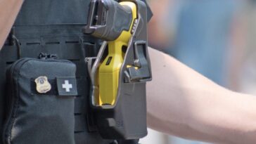 Qu'est-ce que le taser et comment fonctionne-t-il ? Les dernières tragédies ravivent les interrogations sur cette arme électrique 4 Le taser est un dispositif à impulsions électriques utilisé par les forces de l'ordre italiennes depuis 2022