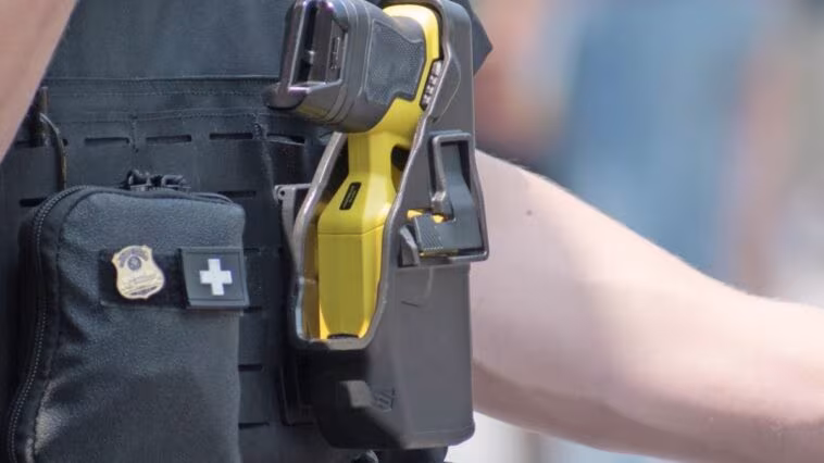 Qu'est-ce que le taser et comment fonctionne-t-il ? Les dernières tragédies ravivent les interrogations sur cette arme électrique 1 Le taser est un dispositif à impulsions électriques utilisé par les forces de l'ordre italiennes depuis 2022