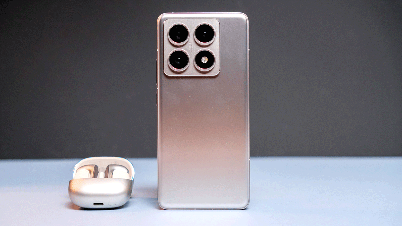 Xiaomi 14T Pro avec écouteurs