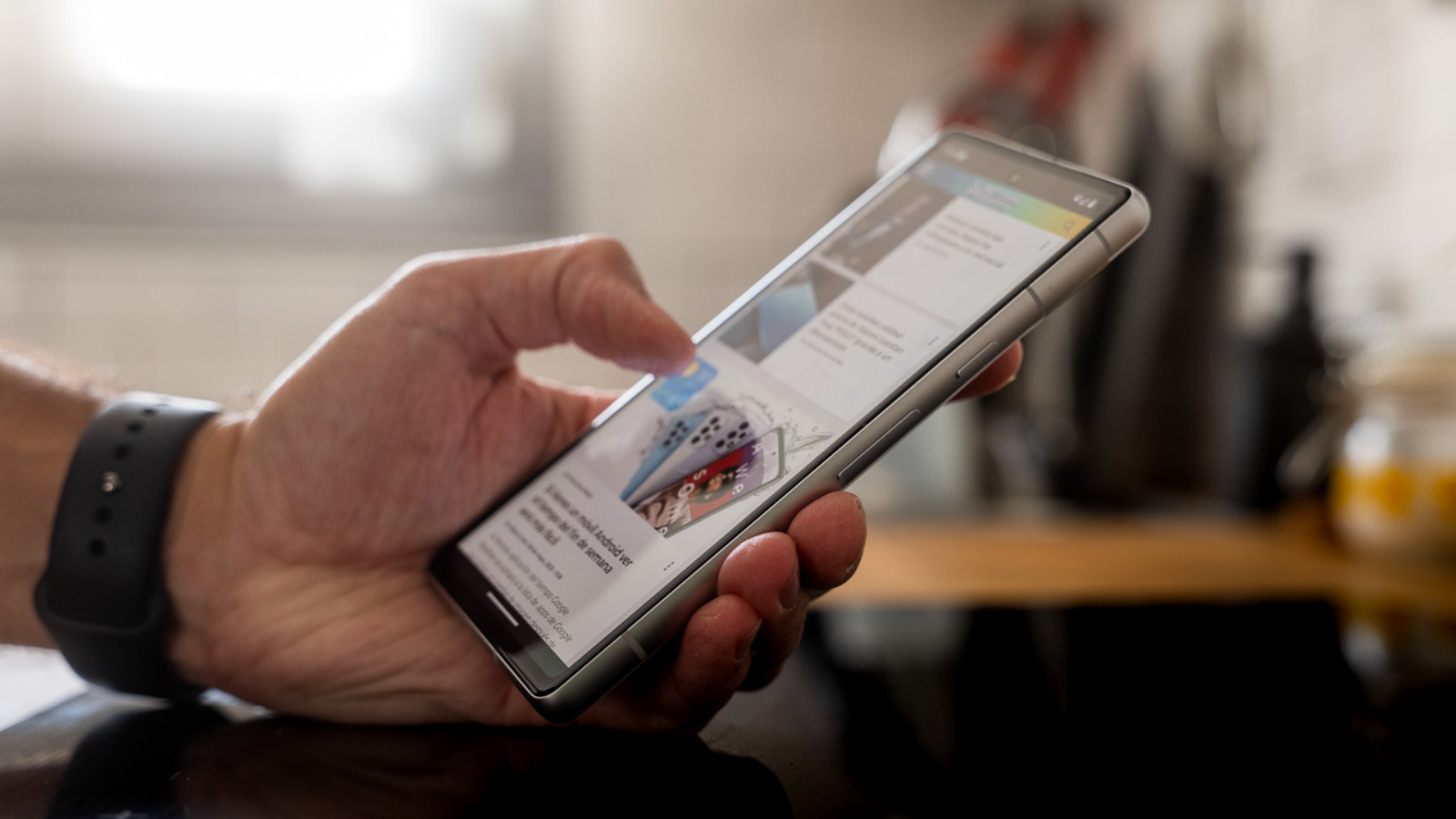 Séville a démontré que tous les jeunes ont des problèmes avec leur téléphone portable 2 google pixel 7a en main