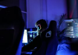 Un Gamer Assis Devant Un Écran D’ordinateur
