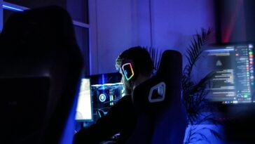 Un Gamer Assis Devant Un Écran D’ordinateur
