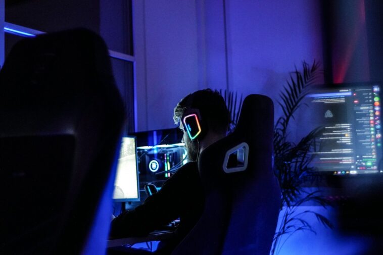 Twitch, astuces et streams : là où le divertissement commence 1 Un Gamer Assis Devant Un Écran D’ordinateur