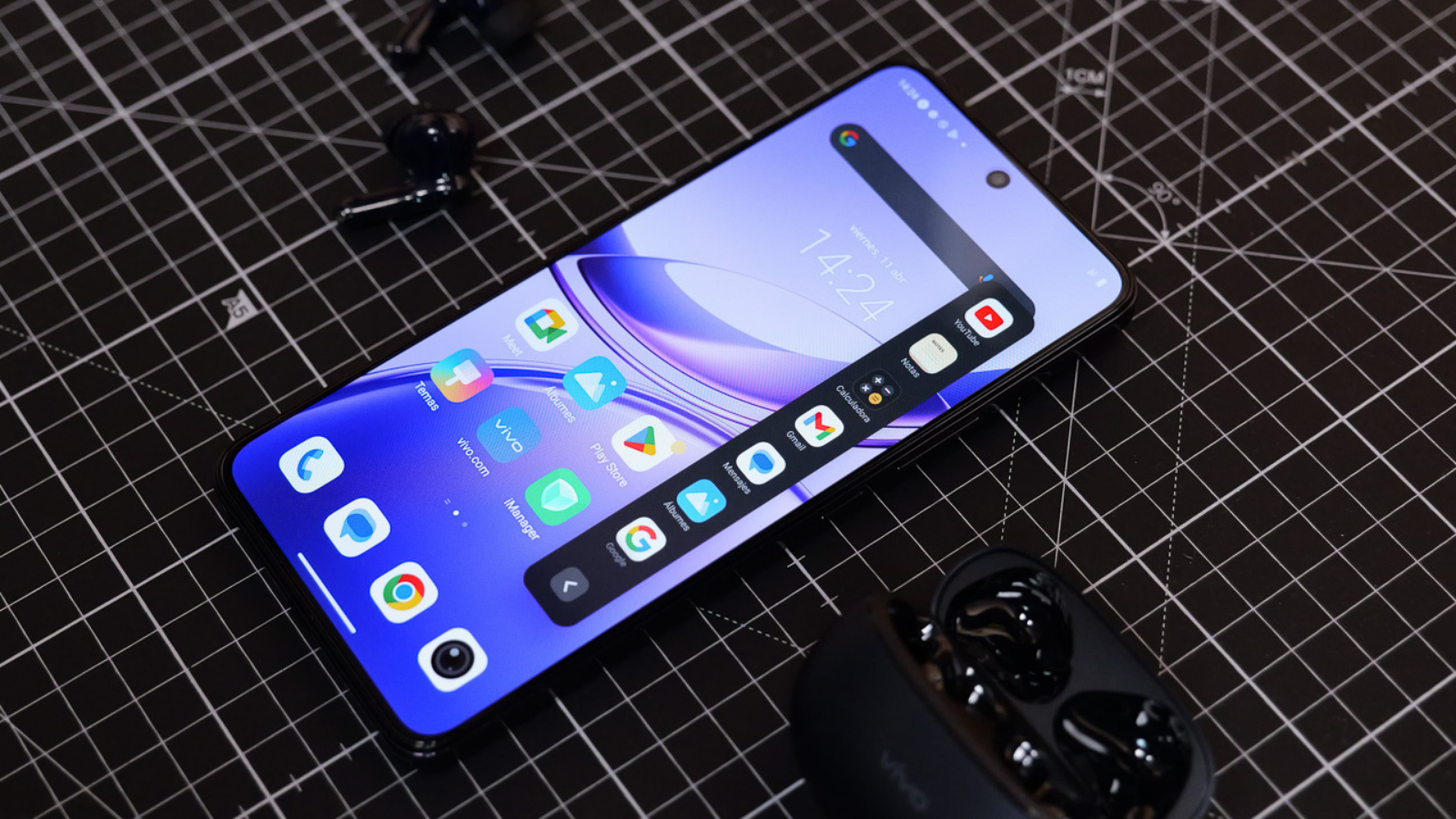 Vague de vols de téléphones à Séville : 3 astuces pour éviter d'être volé 2 vivo V50 Lite avec écouteurs