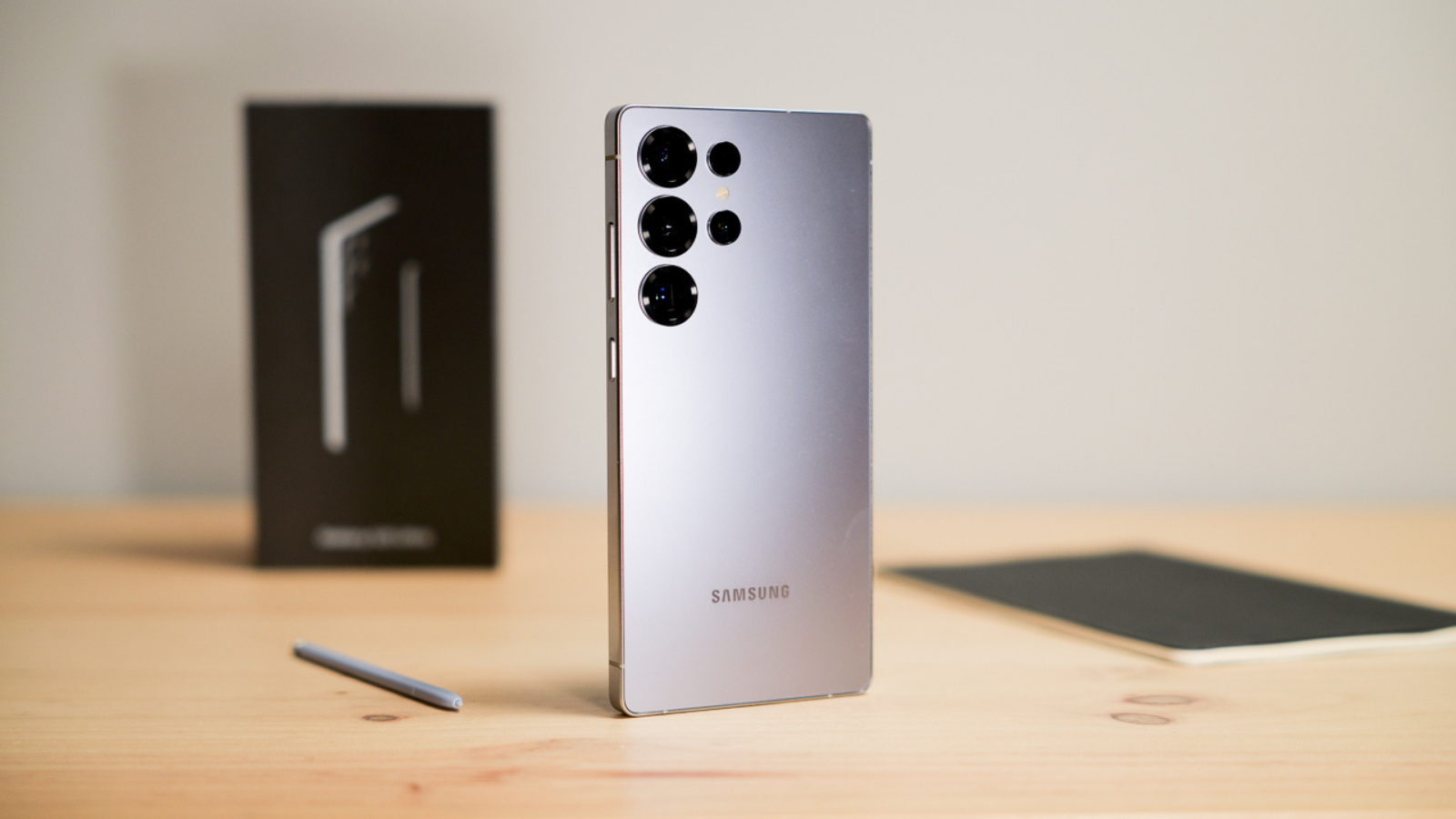 Samsung Galaxy S26 Ultra : les fuites suggèrent un écran 'magique' et une charge de 60W 3 Samsung Galaxy S25 Ultra avec sa boîte