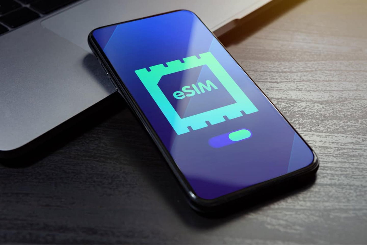 L’iPhone 17 pourrait arriver en Europe sans cartes SIM physiques 3 Le choix entre le roaming ou l'eSIM dépendra principalement des caractéristiques de votre voyage