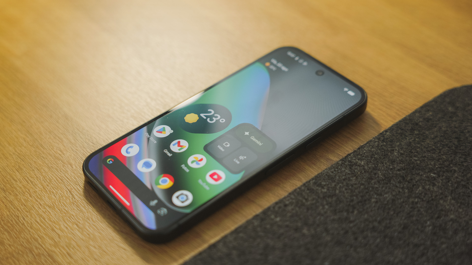 Si vous n'avez pas de téléphone Pixel, ce changement de Google concernant la sécurité d'Android vous concerne 3 Google Pixel 10 avec Material 3 Expressive sur la table