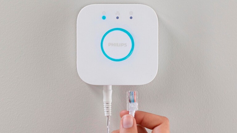 Philips Hue Bridge vs. Hue Bridge Pro : Ai-je vraiment besoin de la nouvelle centrale ? 6 Si vous êtes satisfait de l'ancienne Bridge, la Pro n'est pas une nécessité. (Photo: Signify)