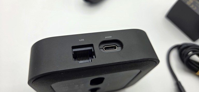 Philips Hue Bridge vs. Hue Bridge Pro : Ai-je vraiment besoin de la nouvelle centrale ? 8 Malgré le WLAN, il y a toujours une connexion LAN. (Photo : Sven Wernicke)