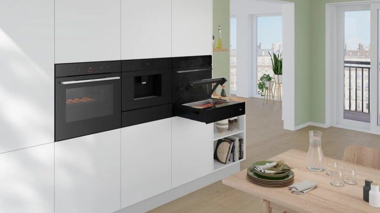 La Dampfschublade peut être discrètement installée sous le four. (Photo : Siemens)