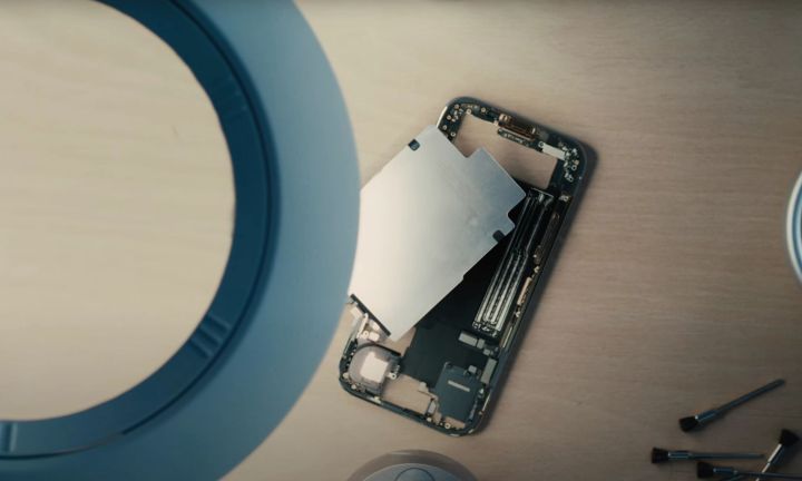 Je pense que l'iPhone Air nous prépare à des lunettes intelligentes Apple 3 Inside view of iPhone Air.