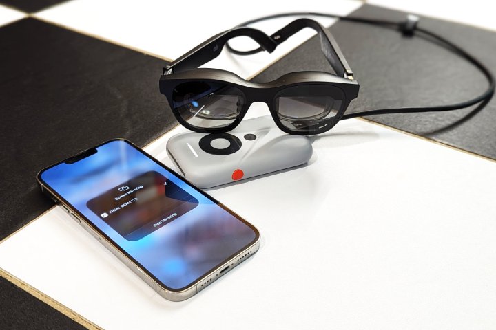 Je pense que l'iPhone Air nous prépare à des lunettes intelligentes Apple 6 Xreal Beam makes it easy to connect to an iPhone and this is all that's needed.