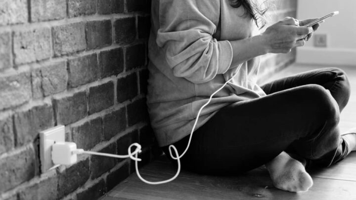 Le plus grand parasite de l'ère moderne n'est ni une puce, ni un pou… 5 Fille chargeant son smartphone