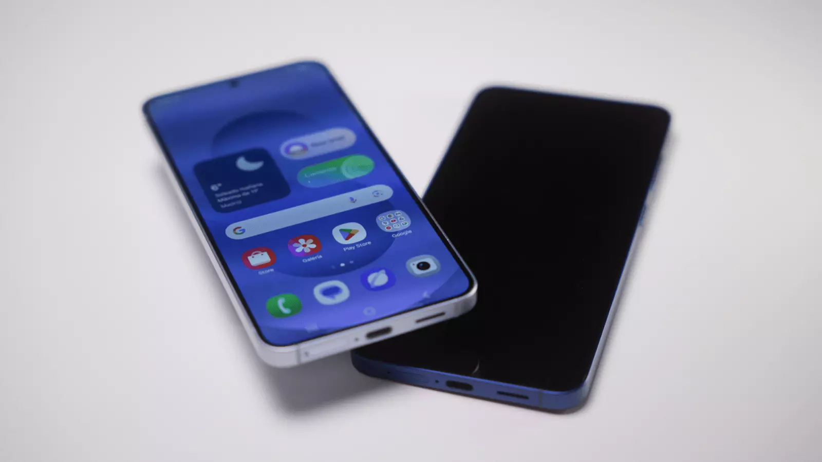 Téléphones mobiles avec une connexion Internet si rapide qu'ils téléchargent des gigas de contenu en quelques secondes 3 samsung galaxy s25 allumé et éteint