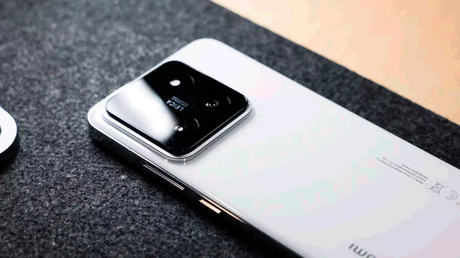 Téléphones mobiles avec une connexion Internet si rapide qu'ils téléchargent des gigas de contenu en quelques secondes 4 Design du Xiaomi 15 sur la table