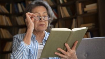 Adieu les lunettes bifocales ! Ces lunettes passent de la vision de près à la vision de loin d'un simple geste