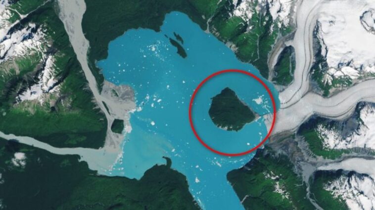 Aux États-Unis, une nouvelle île vient d'émerger, sans lien avec les volcans : les images saisissantes de la NASA 1 La nouvelle île née en Alaska. Crédit : Earth Observatory/NASA