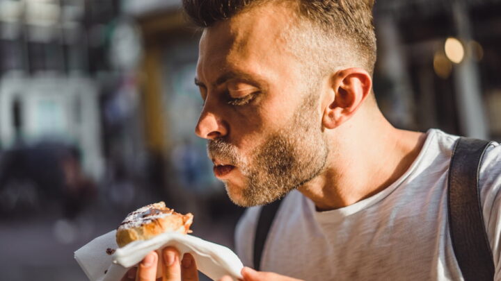 Comment les aliments ultraprocessés nuisent à la santé des hommes 2 Hommes mangeant des sucreries