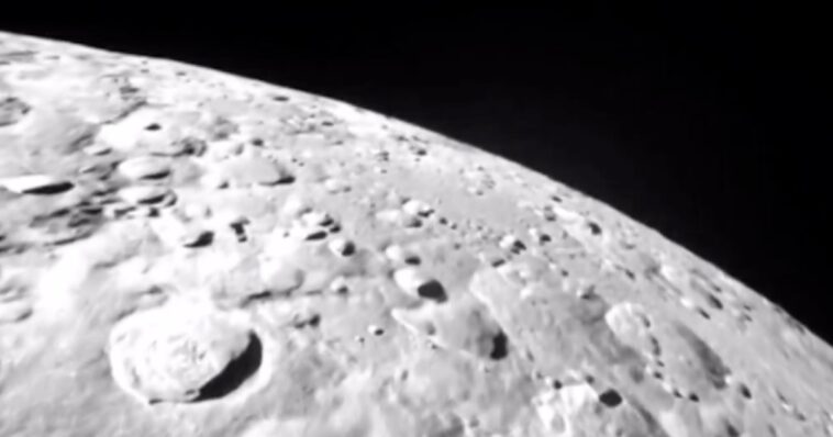 De petits robots rouges se préparent à explorer des sites pour une base lunaire 1 De Petits Robots Rouges Se Preparent A Explorer Des Sites.jpg