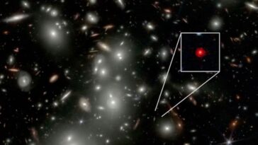 Le premier trou noir de l'Univers se trouve dans la galaxie CAPERS–LRD–z9 : dans les images du télescope spatial James Webb, sa présence est révélée par un petit point rouge enveloppé de gaz, le noyau galactique actif qui l'abrite.