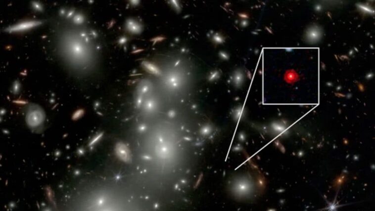 Découverte du premier trou noir de l'Univers, né peu après le Big Bang 1 Le premier trou noir de l'Univers se trouve dans la galaxie CAPERS–LRD–z9 : dans les images du télescope spatial James Webb, sa présence est révélée par un petit point rouge enveloppé de gaz, le noyau galactique actif qui l'abrite.