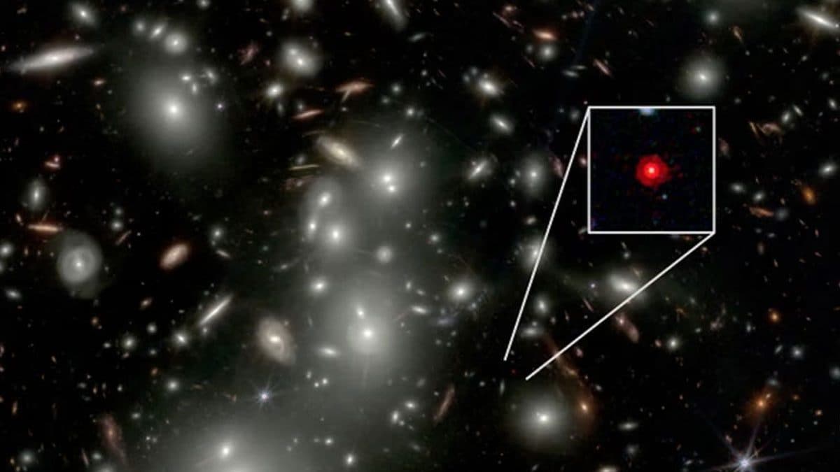 Découverte du premier trou noir de l'Univers, né peu après le Big Bang 2 Le premier trou noir de l'Univers se trouve dans la galaxie CAPERS–LRD–z9 : dans les images du télescope spatial James Webb, sa présence est révélée par un petit point rouge enveloppé de gaz, le noyau galactique actif qui l'abrite.