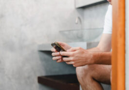 Faut-il s'asseoir sur les toilettes publiques ? La science dévoile la réponse