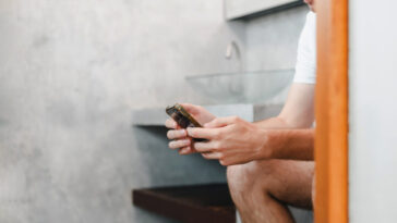 Faut-il s'asseoir sur les toilettes publiques ? La science dévoile la réponse