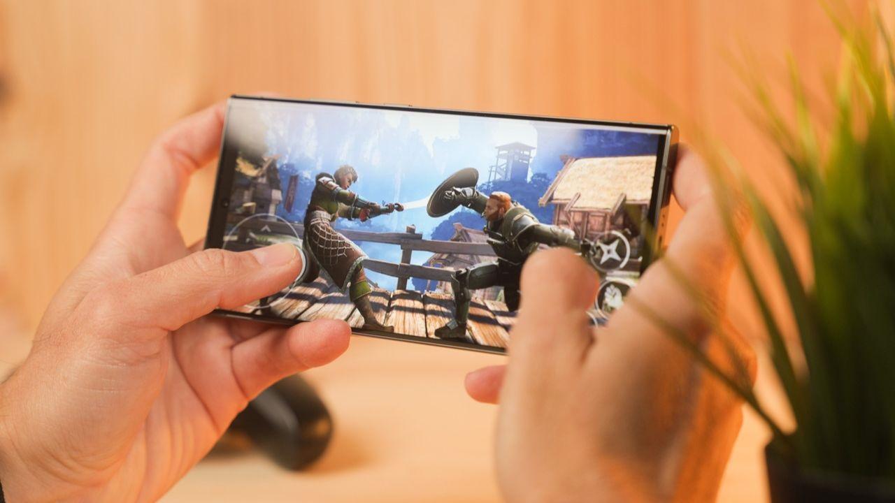 Graphiques de console sur votre smartphone : la technologie qui promet de révolutionner les jeux mobiles est-elle un pur marketing ? 3 Samsung Galaxy s23 ultra jouant