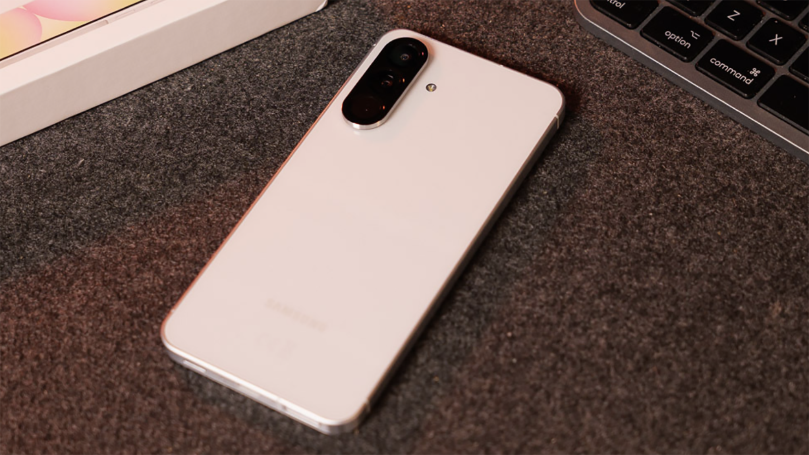 J'ai passé des semaines à chercher les smartphones les plus puissants et j'ai enfin trouvé ceux que tout joueur devrait acheter 3 Samsung Galaxy A56 sur une table