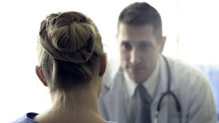 Je suis médecin, mais je ne prends pas ces médicaments : l'expert alerte sur les effets indésirables 1 Des millions de personnes prennent chaque jour des médicaments anti-inflammatoires qui pourraient provoquer des ulcères gastriques potentiellement mortels / Photo : iStock