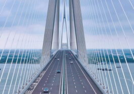La Chine inaugure le pont suspendu le plus long du monde. Il mesure plus de 10 000 mètres, et ses tours dépassent les 100 étages