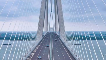 La Chine inaugure le pont suspendu le plus long du monde. Il mesure plus de 10 000 mètres, et ses tours dépassent les 100 étages