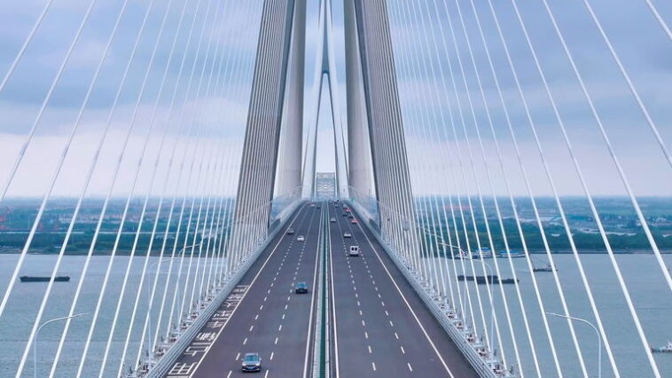 La Chine dévoile le pont suspendu le plus long du monde, dépassant les 10 000 mètres ! 1 La Chine inaugure le pont suspendu le plus long du monde. Il mesure plus de 10 000 mètres, et ses tours dépassent les 100 étages