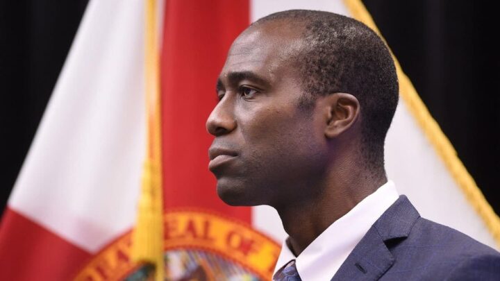 La Floride souhaite supprimer toutes les vaccinations obligatoires : elle pourrait devenir le premier État à le faire 3 Joseph Ladapo, médecin général de l'État de Floride.