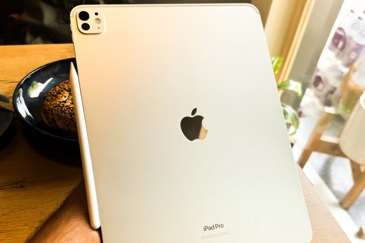 La prochaine vague de nouveaux appareils d'Apple arrive et elle promet d'être encore plus captivante 2 Coque arrière de l'iPad Pro M4.