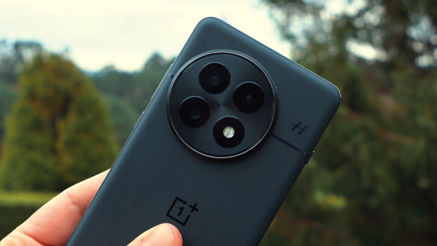 Le OnePlus 15 avec un châssis en céramique deux fois plus résistant que le titane ! 3 Arrière du OnePlus 13 en couleur noire
