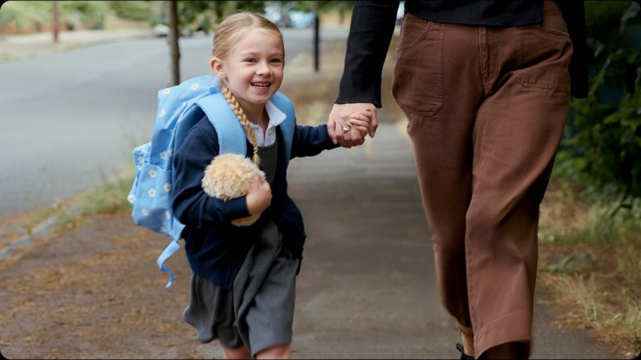 Le développeur de Casio explique que le nouvel animal de compagnie AI, Moflin, peut être "rémis sur pied" en cas de décès 2 Une fille tenant Moflin.