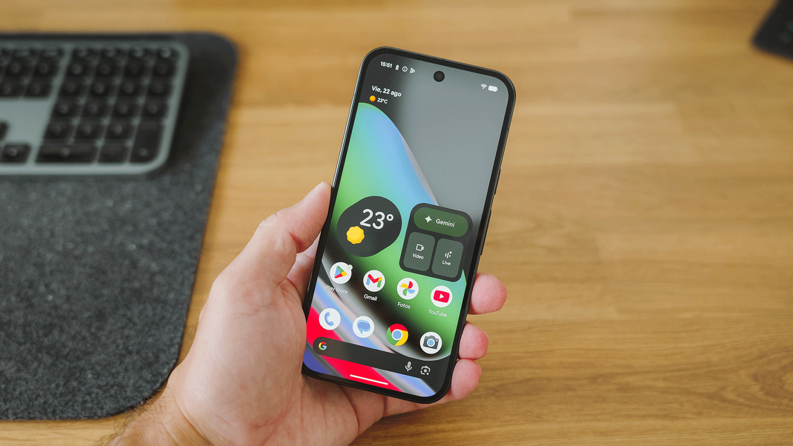 Le téléobjectif du Pixel 10 à l'essai, Google est-il vraiment si bon ? 2 Google Pixel 10 en main avec des applications