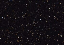 Les galaxies les plus distantes jamais photographiées par le JWST apparaissent comme de petites taches rougeâtres dans l'image qui combine les données des caméras MIRI et NIRCam du JWST. Crédits : NASA/ESA/CSA/STScI