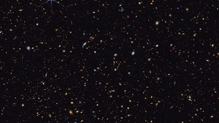 Le télescope James Webb découvre 300 galaxies qui défient la science : "Elles pourraient transformer notre compréhension du cosmos" 1 Les galaxies les plus distantes jamais photographiées par le JWST apparaissent comme de petites taches rougeâtres dans l'image qui combine les données des caméras MIRI et NIRCam du JWST. Crédits : NASA/ESA/CSA/STScI